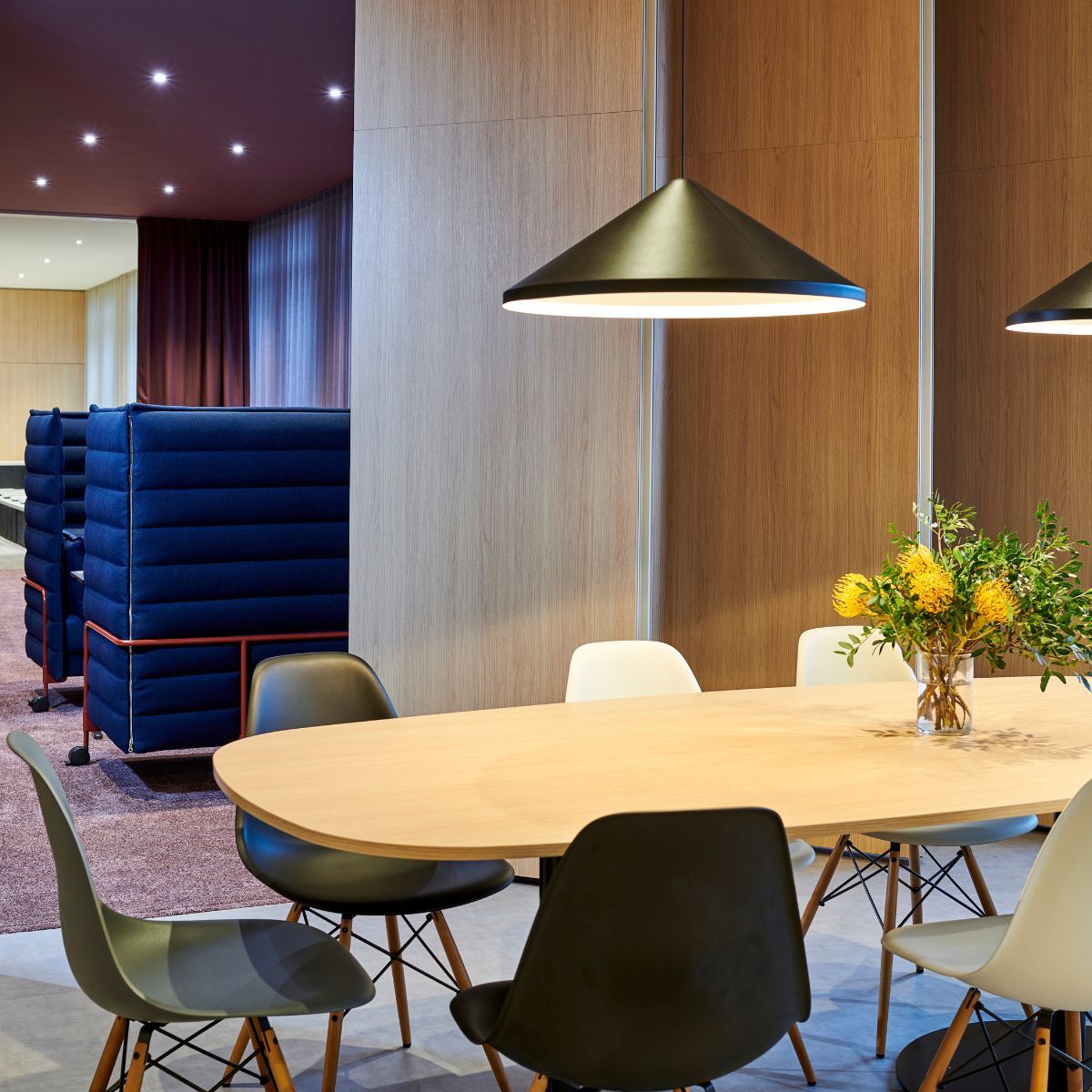 Blick über verschiedene Gemeinschafts- und Co-Working-Bereiche eines Jobcenters, geplant und eingerichtet von designfunktion
