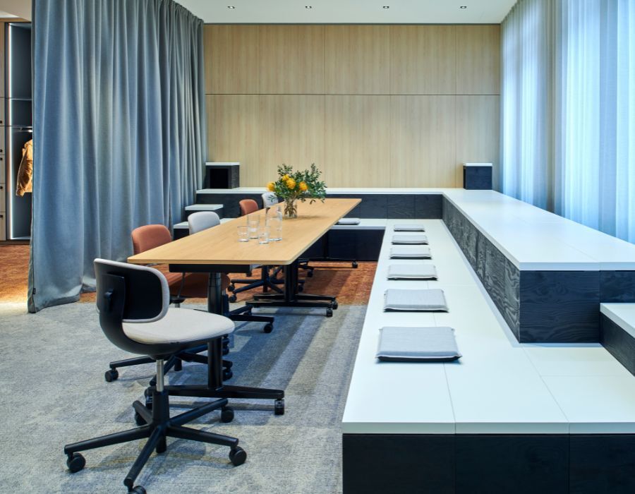 variabel nutzbarer Co-Working-Bereich mit unterschiedlichen Sitzgelegenheiten in einem Jobcenter, geplant und eingerichtet von designfunktion