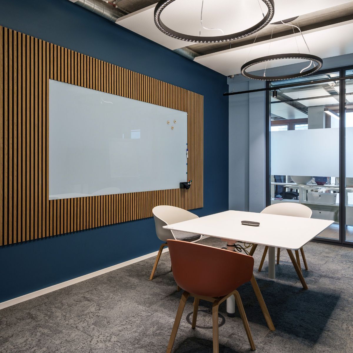 Meetingraum mit Whiteboard bei Johanssen + Kretschmer, geplant und eingerichtet von designfunktion
