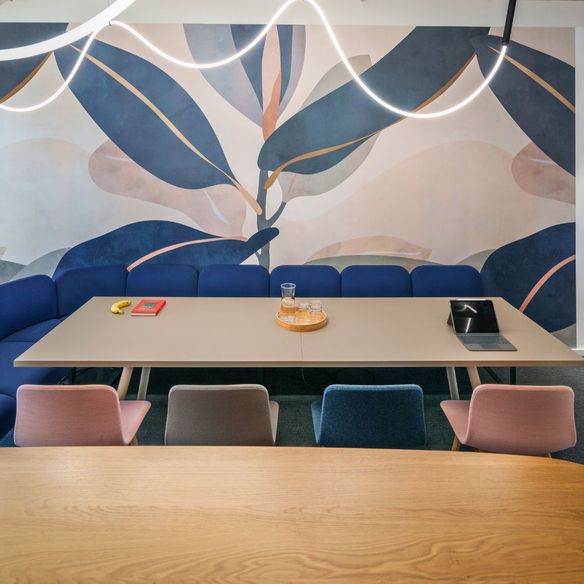 großer Tisch im Gemeinschaftsbereich der neuen Arbeitswelt von Johanssen + Kretschmer, geplant und eingerichtet von designfunktion
