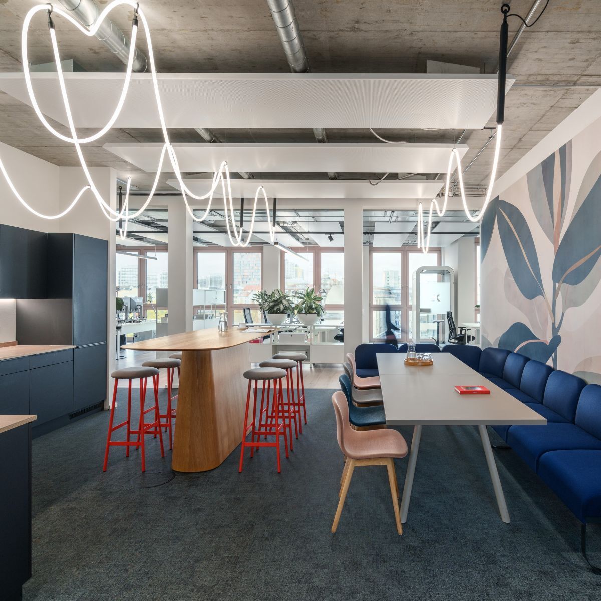 großer Gemeinschaftsbereich mit verschiedenen Sitzgelegenheiten bei Johanssen + Kretschmer, geplant und eingerichtet von designfunktion
