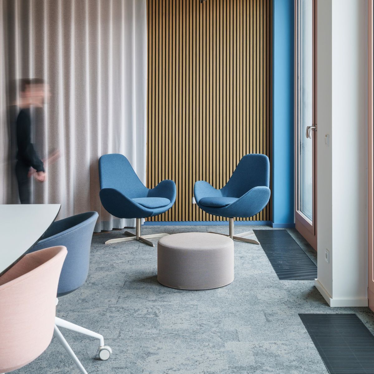 durch Vorhang abtrennbarer Besprechungsbereich bei Johanssen + Kretschmer, geplant und eingerichtet von designfunktion