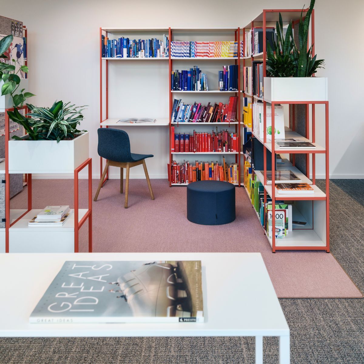 Regale mit Stauraum in der neuen Arbeitswelt von Johanssen + Kretschmer, geplant und eingerichtet von designfunktion