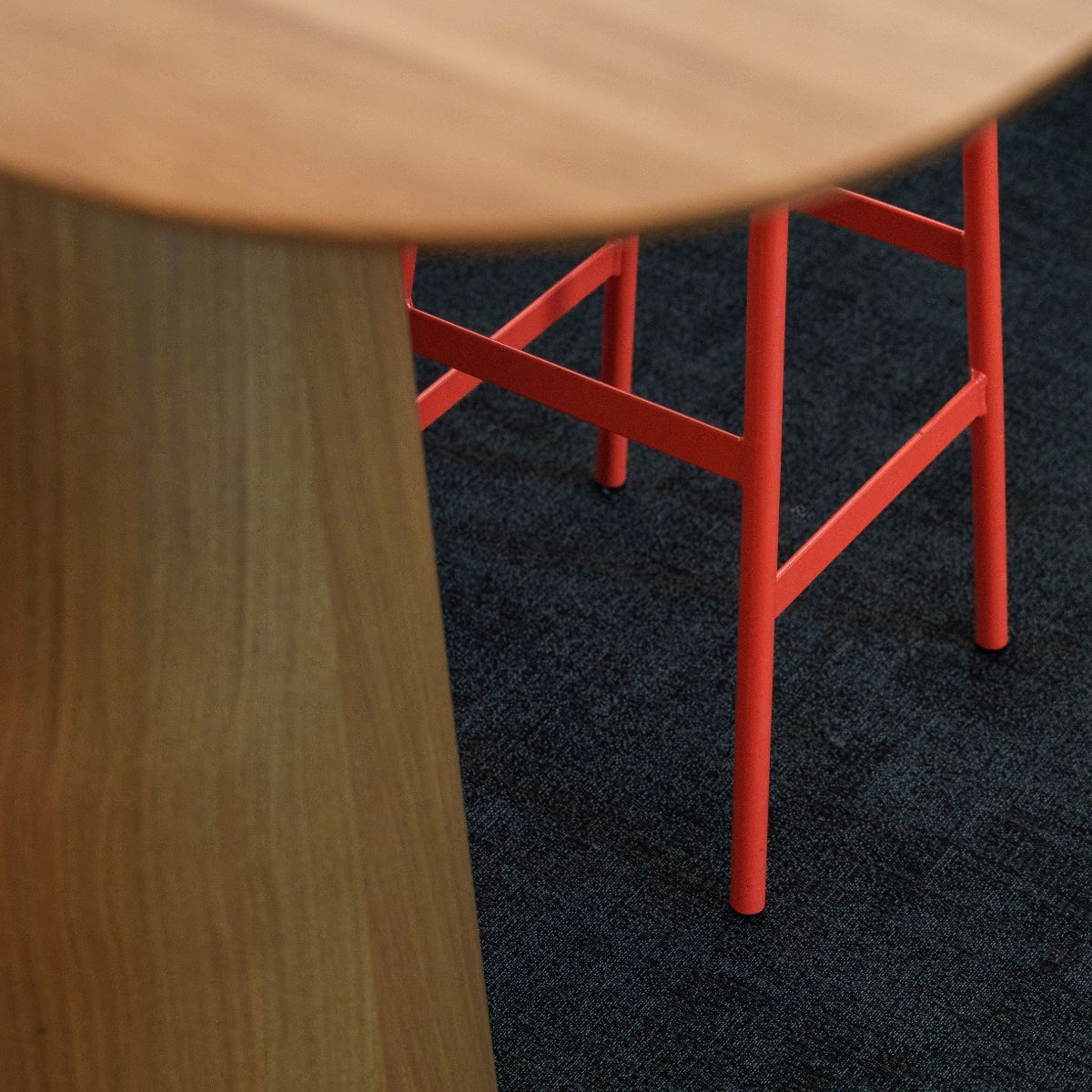Nahaufnahme von Stuhlbeinen und Tisch bei Johanssen + Kretschmer, geplant und eingerichtet von designfunktion