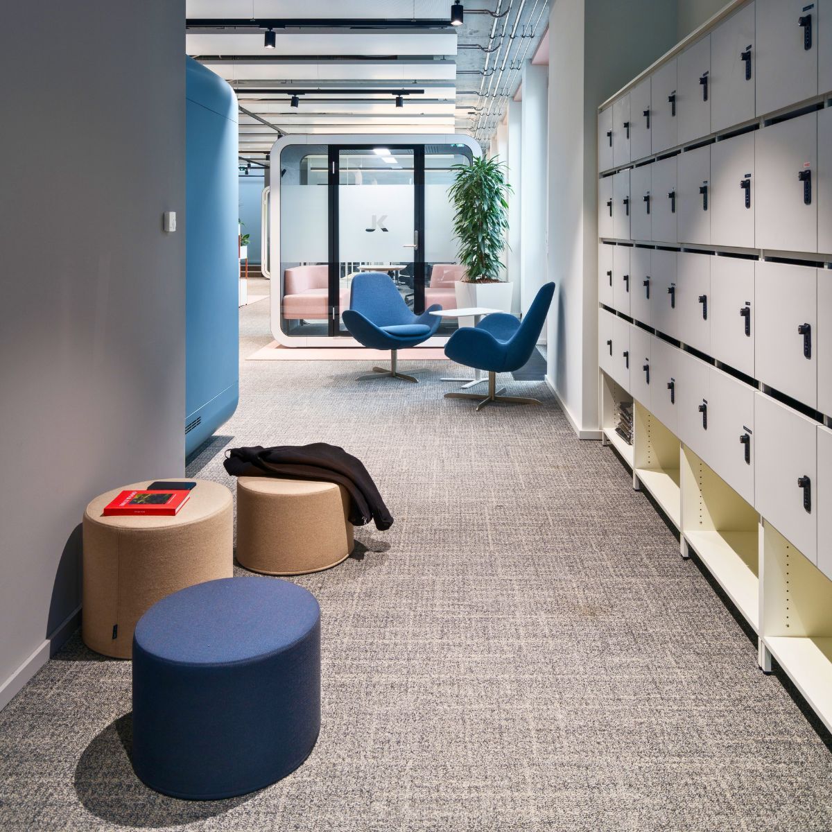 Flur mit Schließfächern in der neuen Arbeitswelt von Johanssen + Kretschmer, geplant und eingerichtet von designfunktion