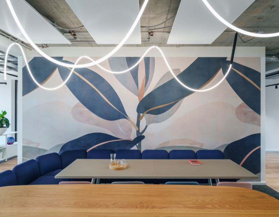 großer Tisch mit Lichtinstallation im Gemeinschaftsbereich bei Johanssen + Kretschmer, geplant und eingerichtet von designfunktion