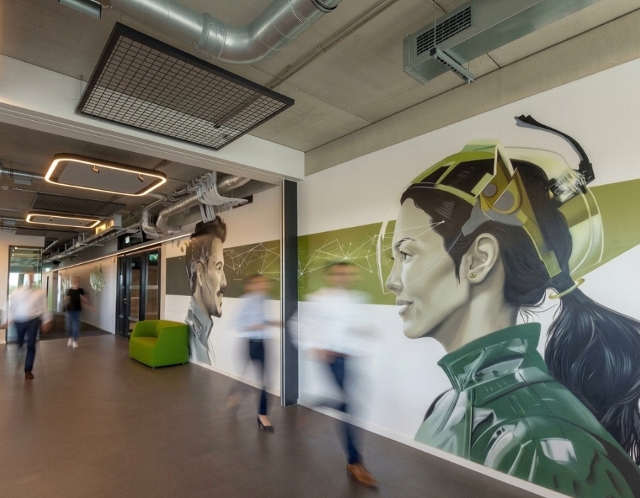 Flur mit Menschen und Graffiti an der Wand in der neuen Arbeitswelt der Lise GmbH, gestaltet von designfunktion