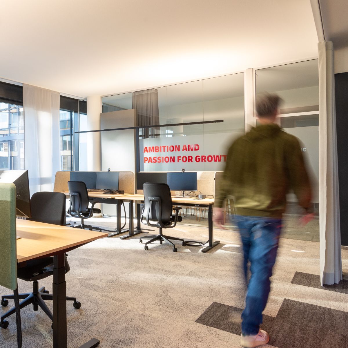 mehrere Einzelarbeitsplätze in der neuen Arbeitswelt eines Logistikdienstleisters, geplant und eingerichtet von designfunktion