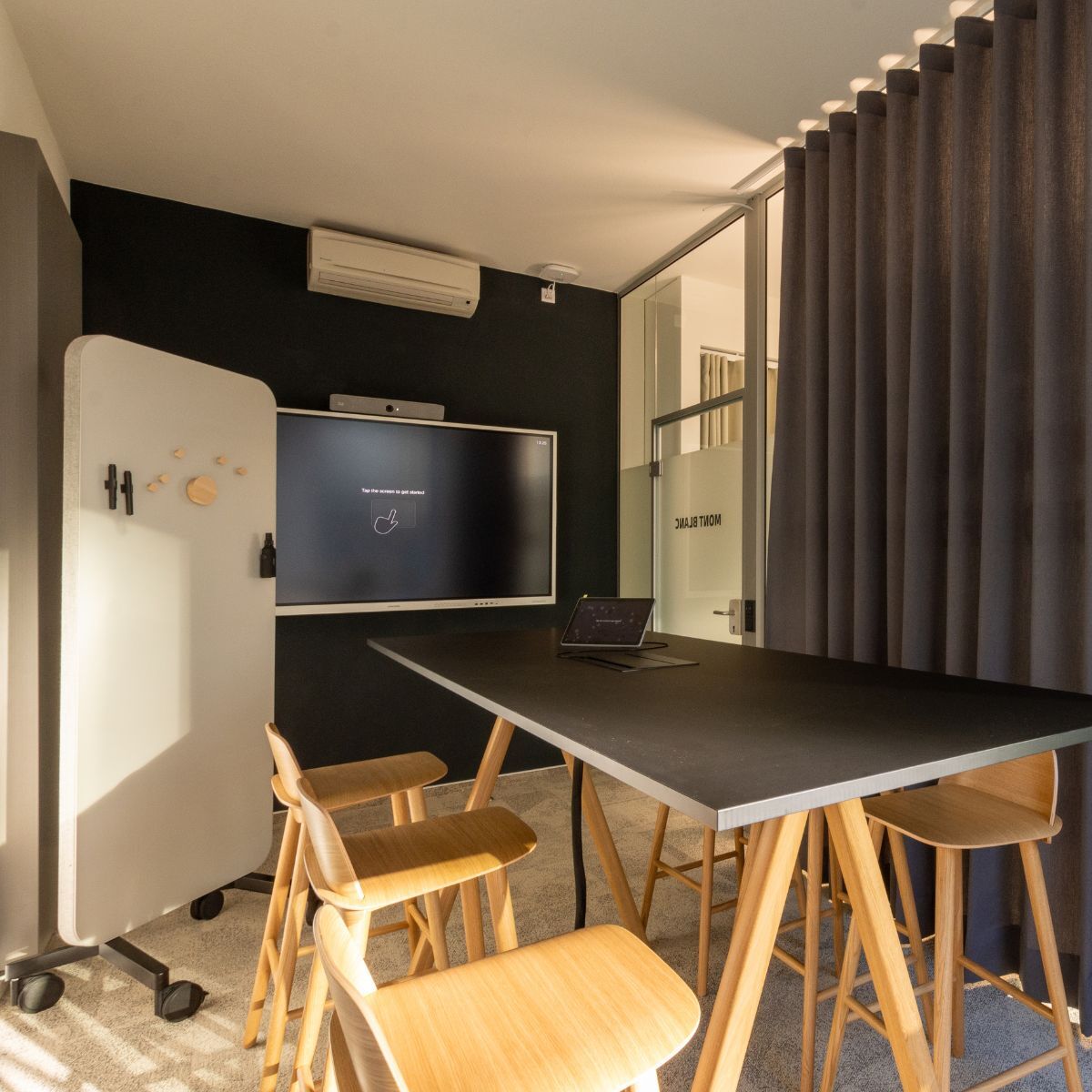 Co-Working-Bereich in der neuen Arbeitswelt eines Logistikdienstleisters, geplant und eingerichtet von designfunktion