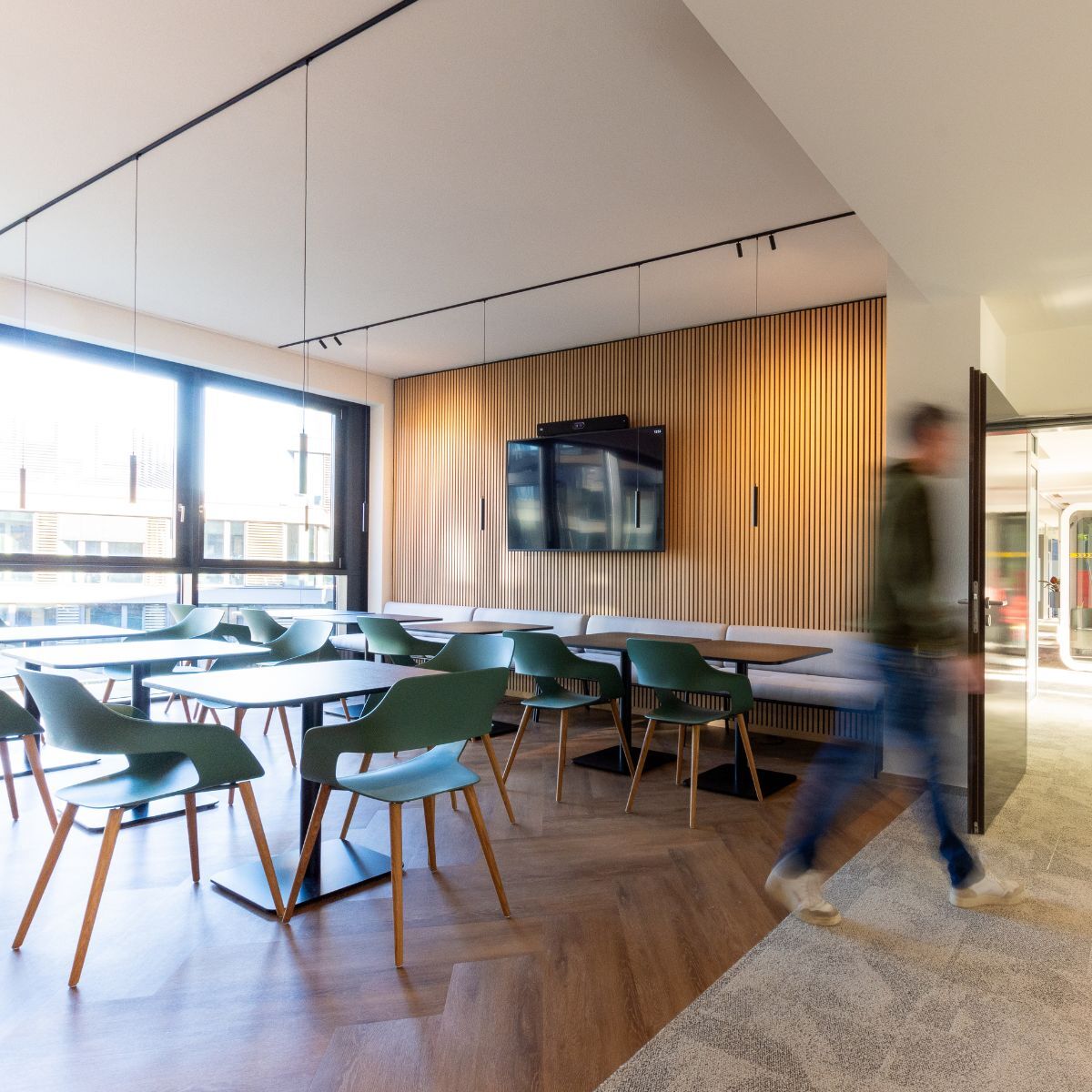 Stühle und Tische im Gemeinschaftsbereich mit Küche in der neuen Arbeitswelt eines Logistikdienstleisters, geplant und eingerichtet von designfunktion