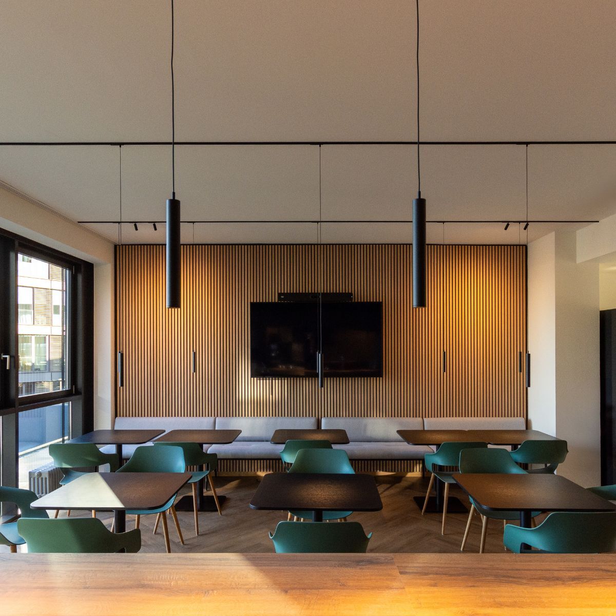 Blick in den Essenbereich der neuen Arbeitswelt eines Logistikdienstleisters, geplant und eingerichtet von designfunktion