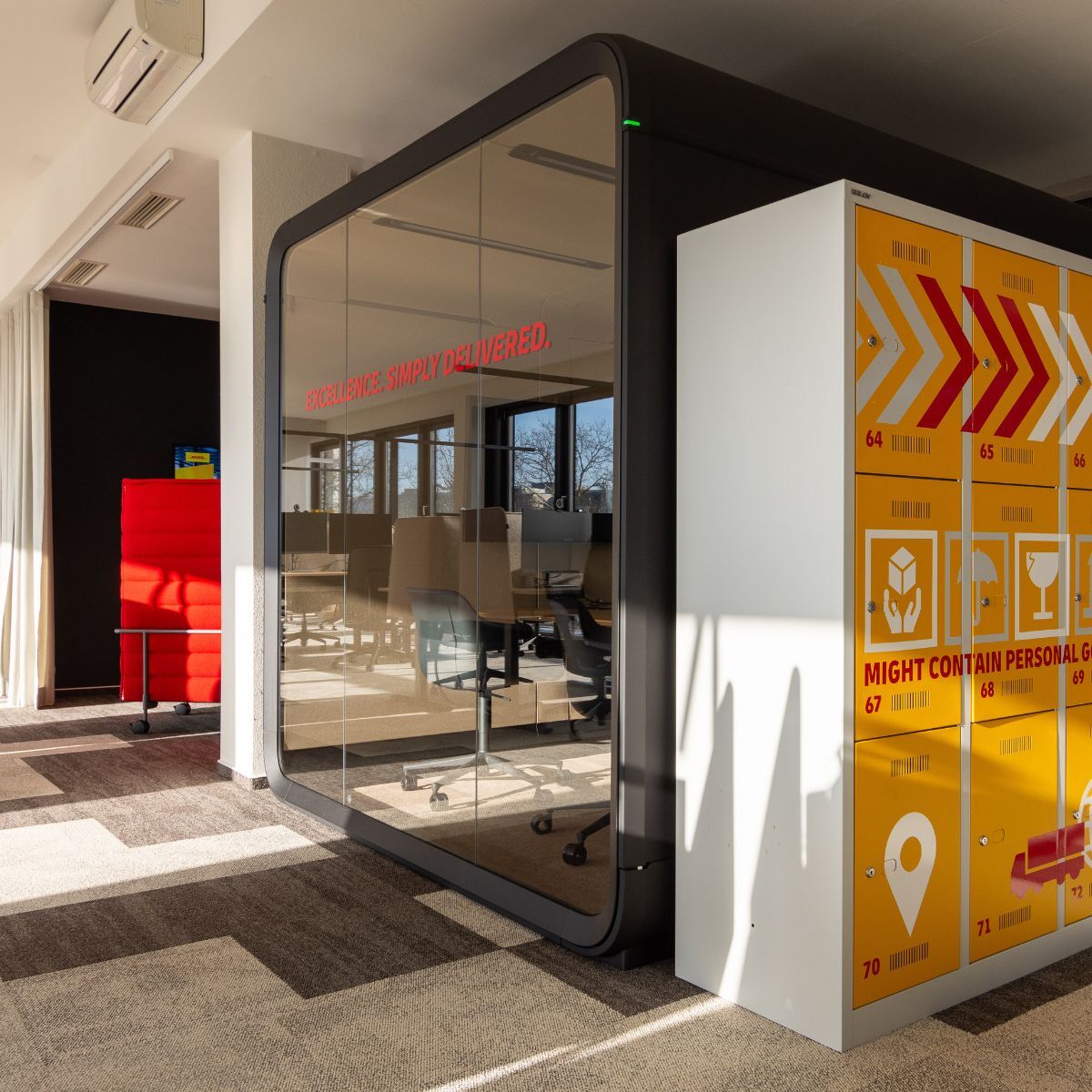 Spinte und Besprechungskabine in der neuen Arbeitswelt eines Logistikdienstleisters, geplant und eingerichtet von designfunktion