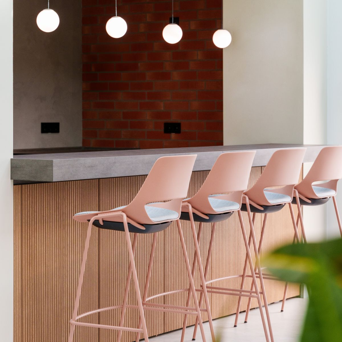 Theke mit Hochstühlen in der neuen Arbeitswelt der Neuland Wohnungsbaugesellschaft Wolfsburg in der Innenstadt, geplant und eingerichtet von designfunktion