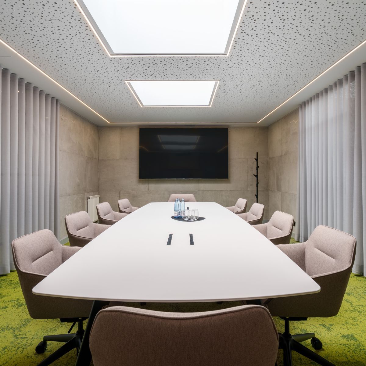 Meetingraum mit großem Besprechungstisch in der neuen Arbeitswelt der Neuland Wohnungsbaugesellschaft Wolfsburg in der Innenstadt, geplant und eingerichtet von designfunktion
