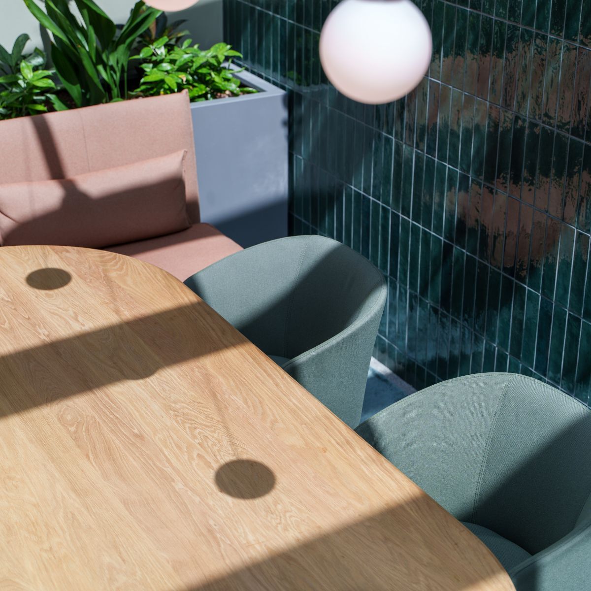 Sitzgelegenheiten im Gemeinschaftsbereich am Standort der Neuland Wohnungsbaugesellschaft Wolfsburg in der Innenstadt, geplant und eingerichtet von designfunktion