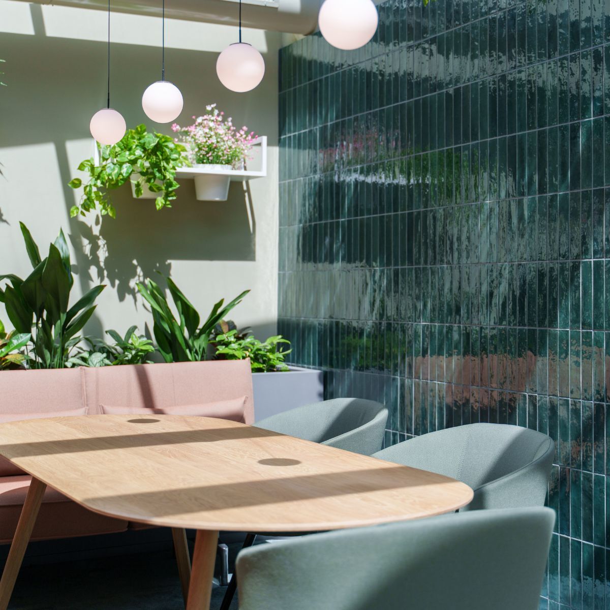 einladende Sitzecke mit Grünpflanzen am Standort der Neuland Wohnungsbaugesellschaft Wolfsburg in der Innenstadt, geplant und eingerichtet von designfunktion