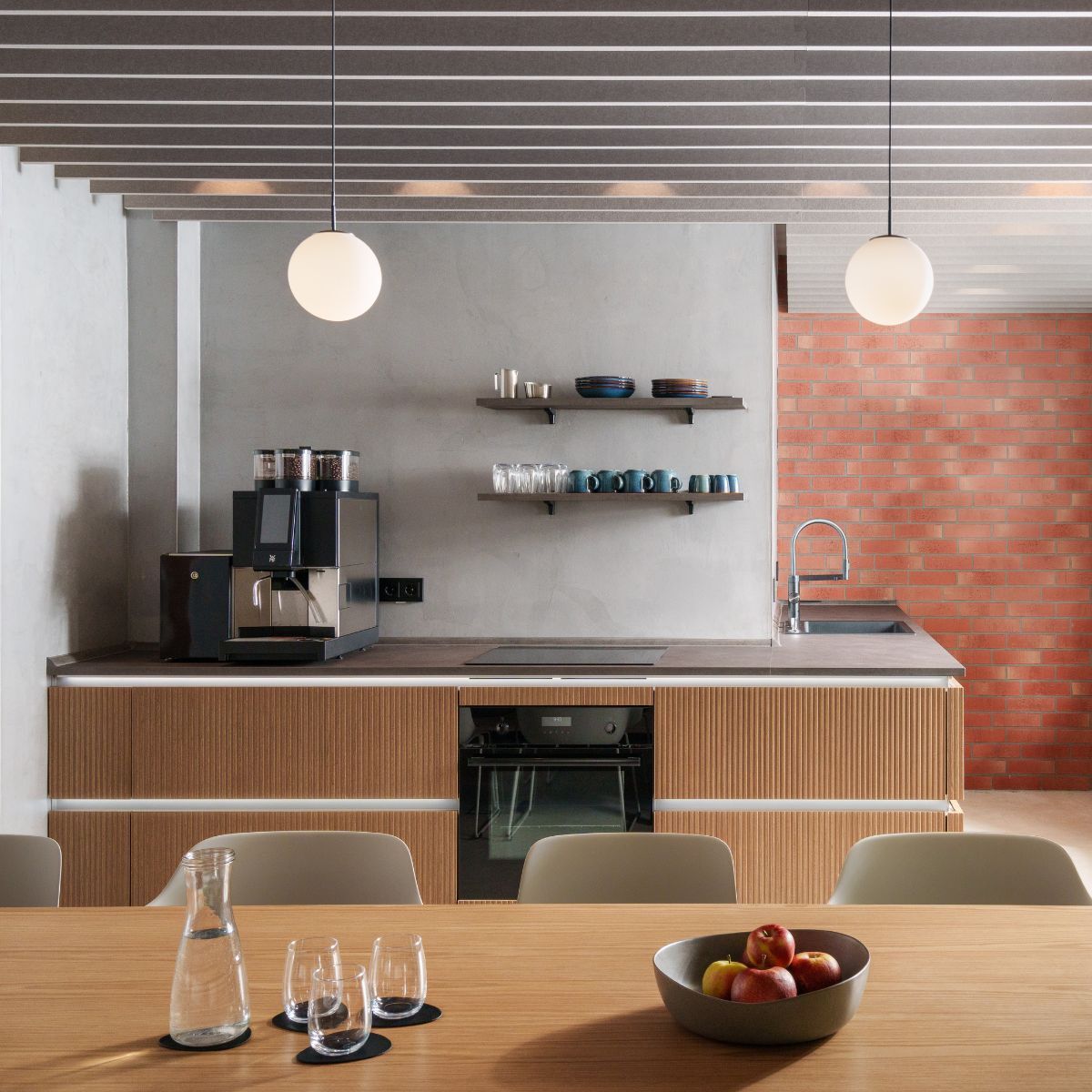 Küche und Gemeinschaftsbereich am Standort der Neuland Wohnungsbaugesellschaft Wolfsburg in der Innenstadt, geplant und eingerichtet von designfunktion