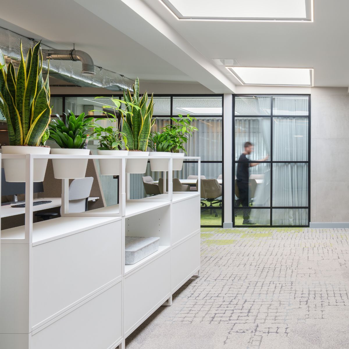 Blick in die neue Arbeitswelt der Neuland Wohnungsbaugesellschaft Wolfsburg in der Innenstadt, geplant und eingerichtet von designfunktion