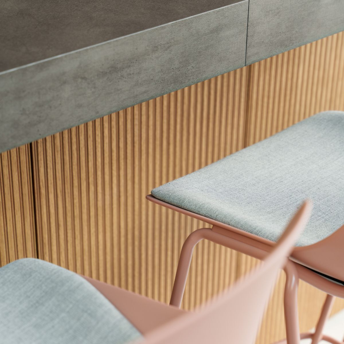Detailansicht von Hochstühlen an einer Theke am Standort der Neuland Wohnungsbaugesellschaft Wolfsburg in der Innenstadt, geplant und eingerichtet von designfunktion