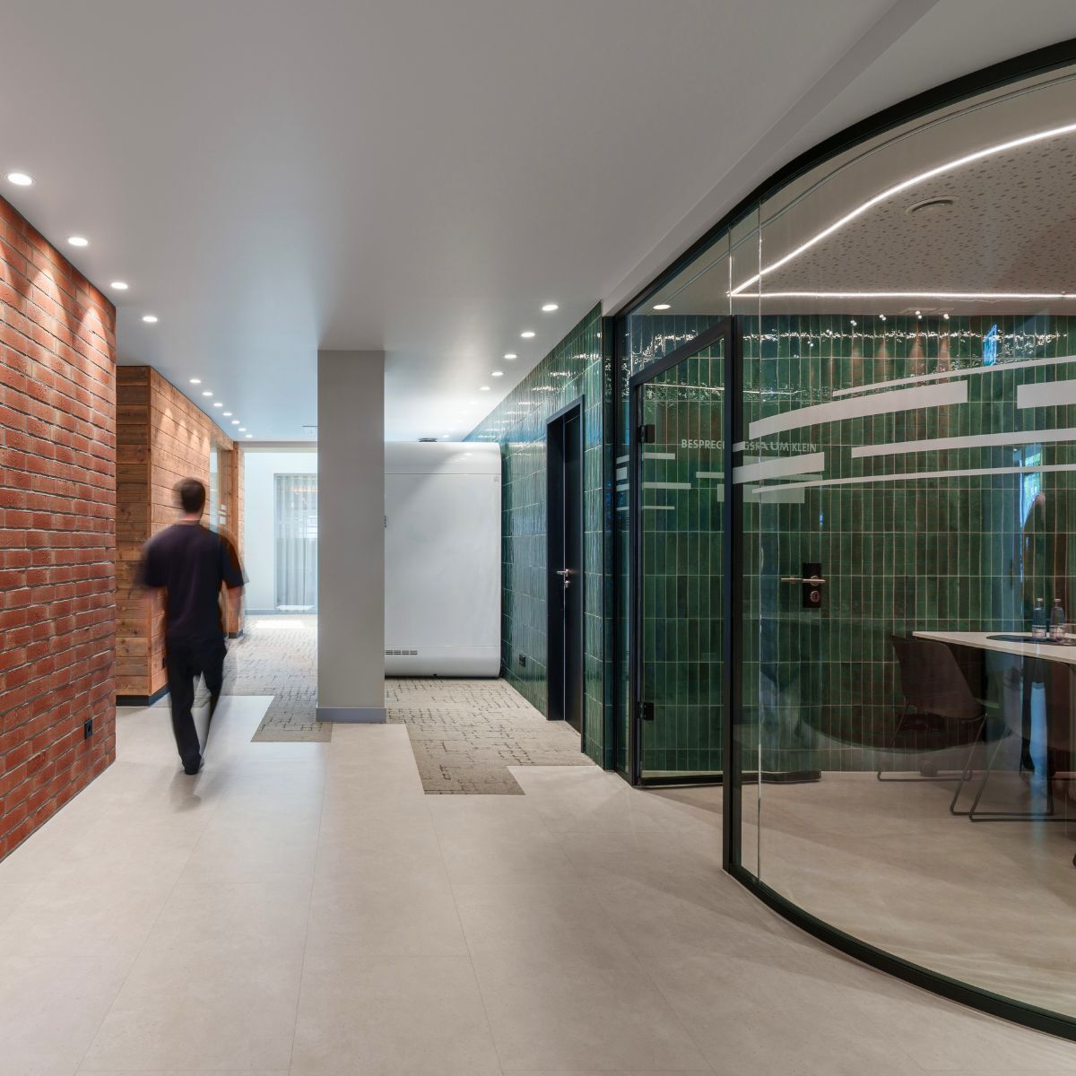 mit Glaswand abgetrennter Besprechungsbereich in der neuen Arbeitswelt der Neuland Wohnungsbaugesellschaft Wolfsburg in der Innenstadt, geplant und eingerichtet von designfunktion