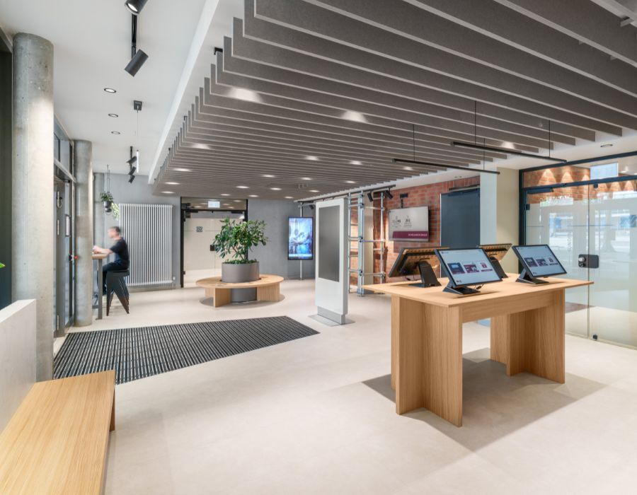 Blick in das Kundencenter der Neuland Wohnungsbaugesellschaft Wolfsburg in der Innenstadt, geplant und eingerichtet von designfunktion