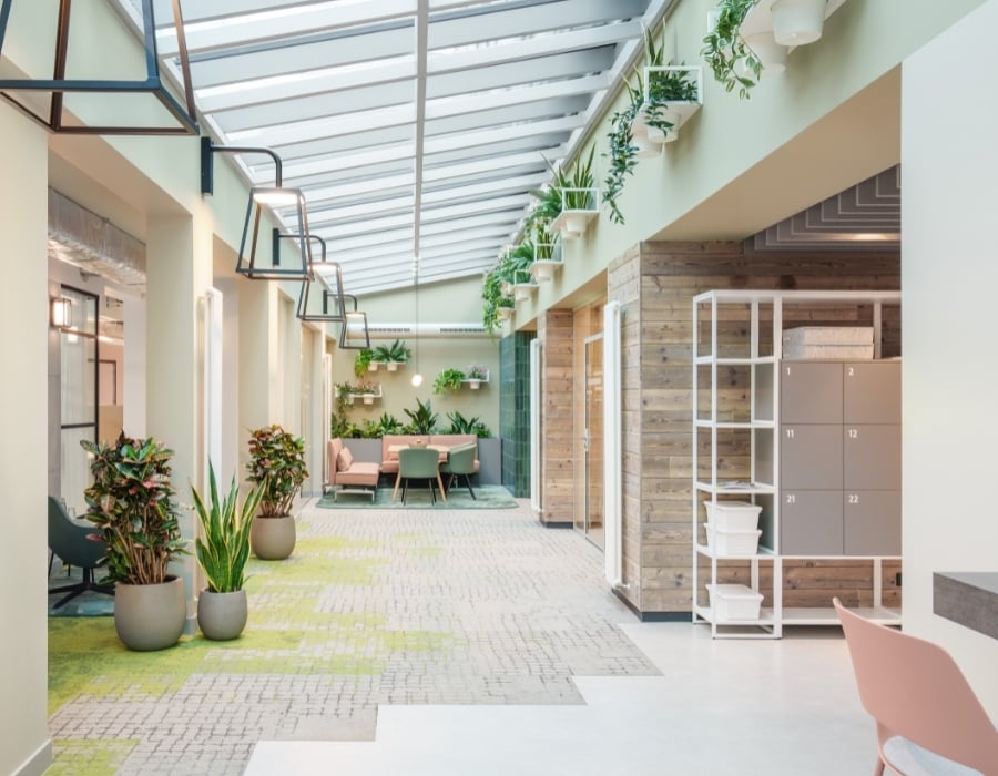 Einblick in die neue Arbeitswelt mit Kundencenter der Neuland Wohnungsbaugesellschaft Wolfsburg in der Innenstadt, geplant und eingerichtet von designfunktion