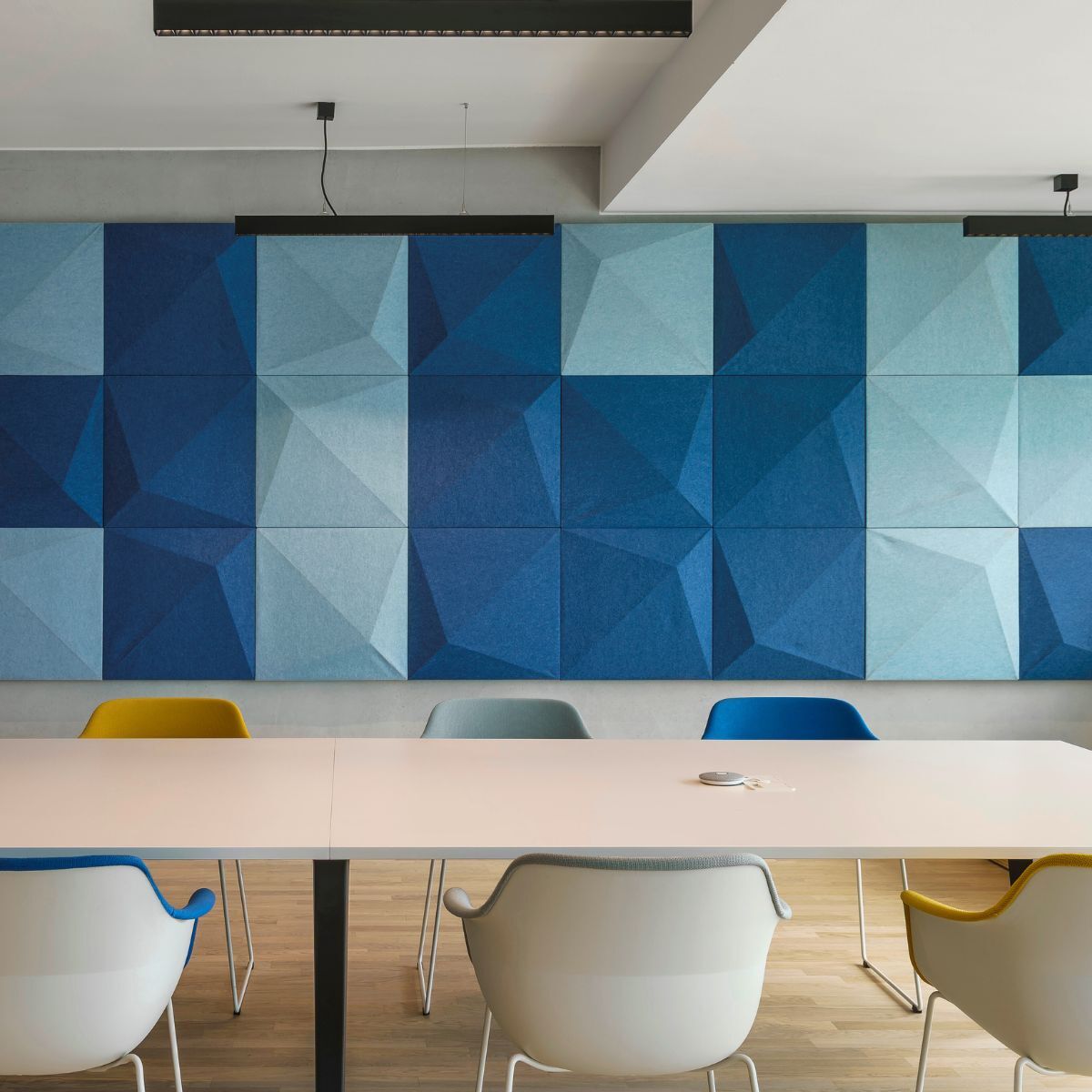 Gemeinschaftsbereich mit großem Tisch und Stühlen bei Orgavision, geplant und eingerichtet von designfunktion