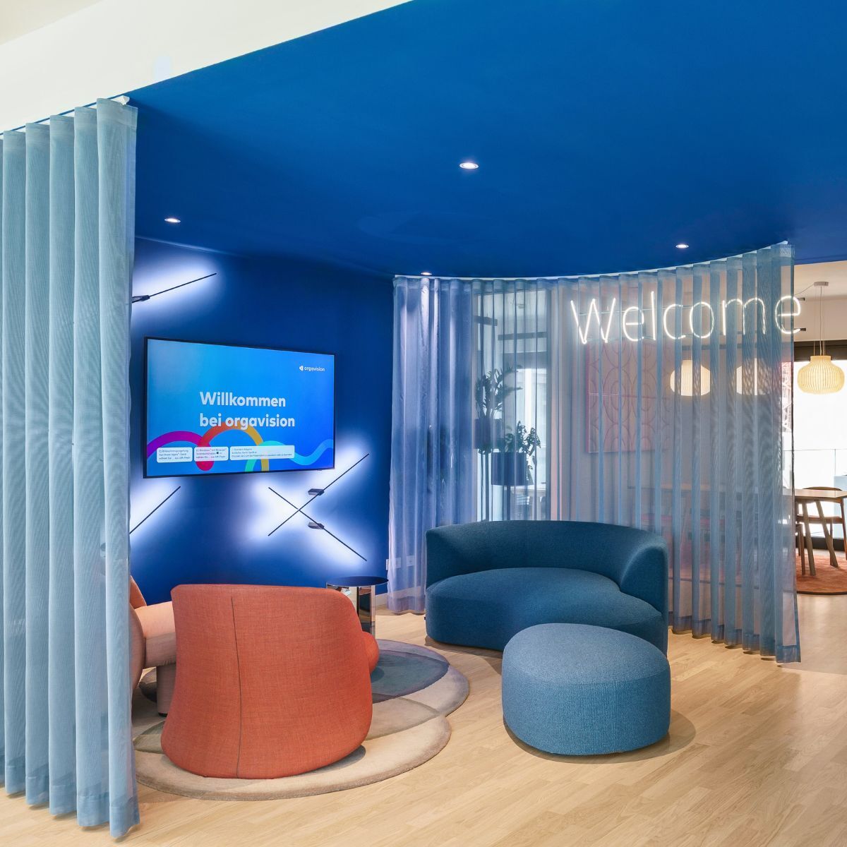 Loungemöbel im Empfangsbereich von Orgavision, geplant und eingerichtet von designfunktion