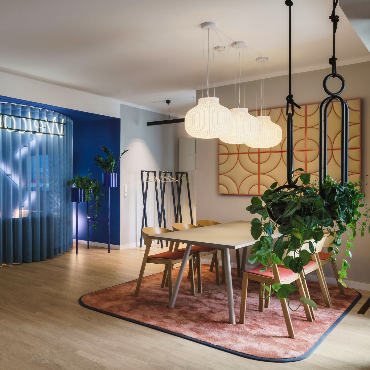 verschiedene Zonen im Gemeinschaftsbereich bei Orgavision, geplant und eingerichtet von designfunktion