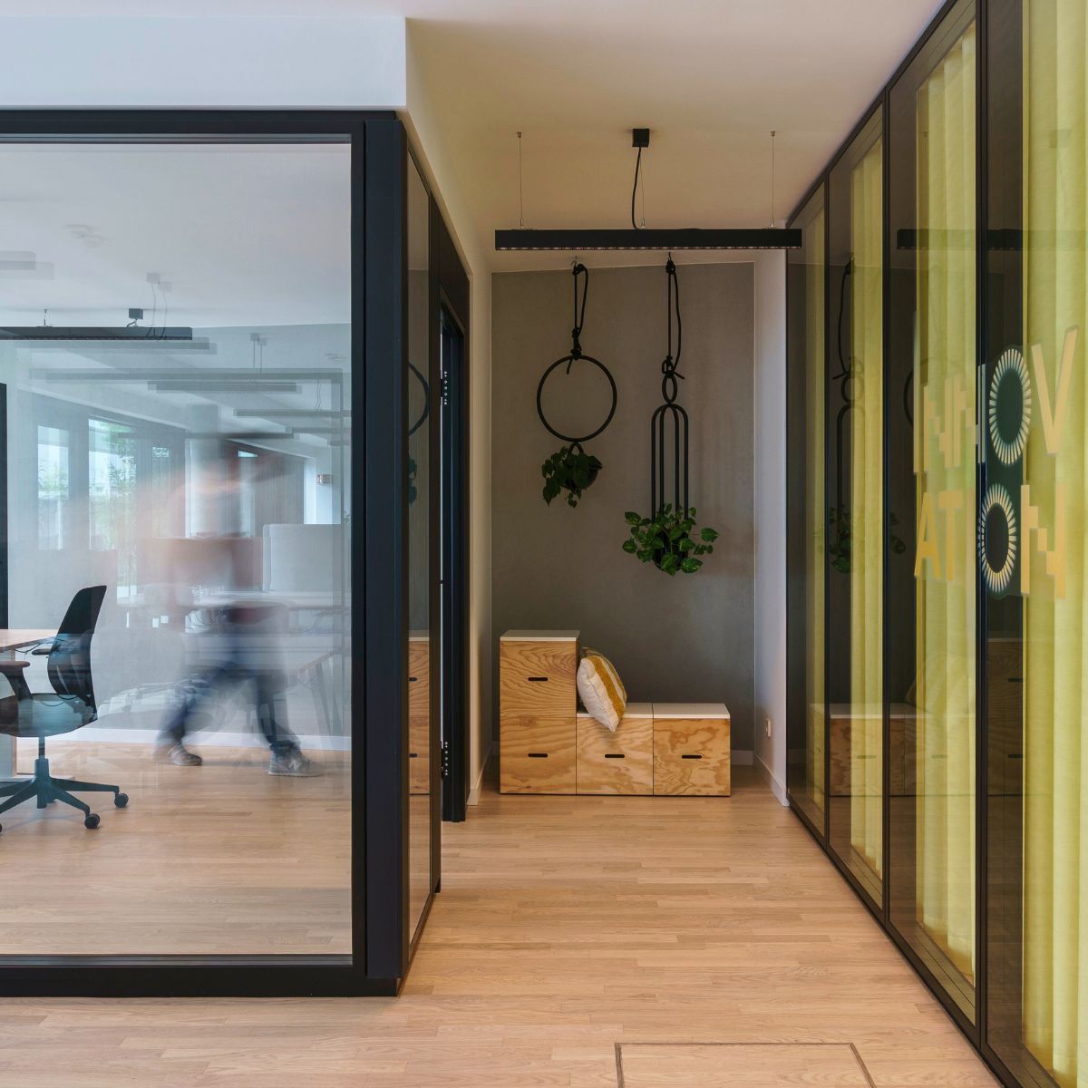 Trennwände aus Glas in der neuen Arbeitswelt von Orgavision, geplant und eingerichtet von designfunktion