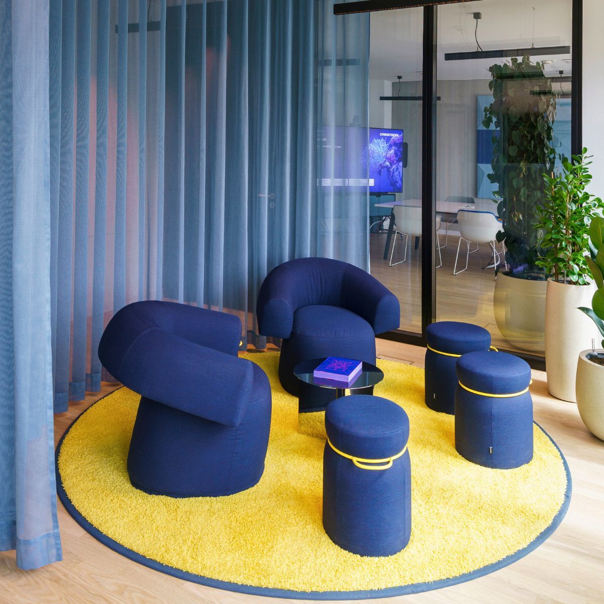 Loungemöbel im Gemeinschaftsbereich der neuen Arbeitswelt von Orgavision, geplant und eingerichtet von designfunktion