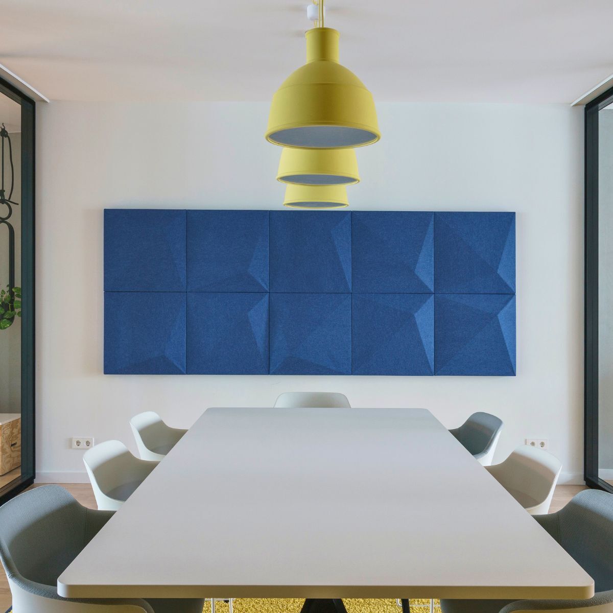 Meetingraum mit Tisch und Stühlen bei Orgavision, geplant und eingerichtet von designfunktion