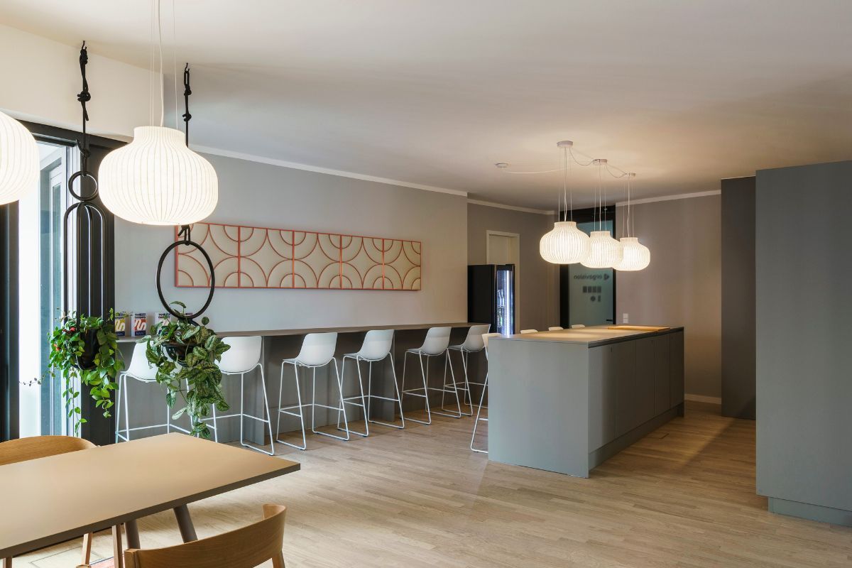 Gemeinschaftsbereich mit verschiedenen Sitzgelegenheiten bei Orgavision, geplant und eingerichtet von designfunktion