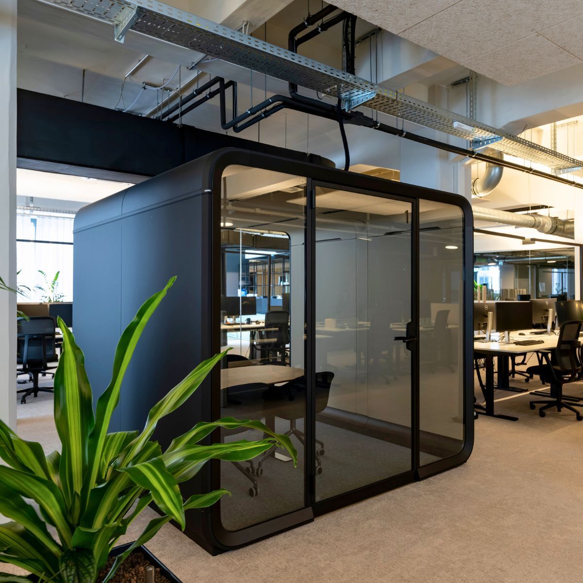 Besprechungskabine im Headquarter von Proxima Fusion, eingerichtet von designfunktion