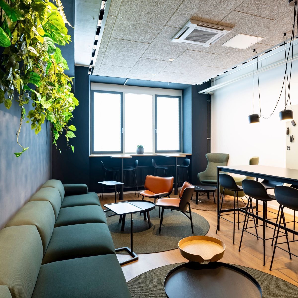 verschiedene Sitzgelegenheiten im Loungebereich des Headquarters von Proxima Fusion, konzipiert und eingerichtet von designfunktion