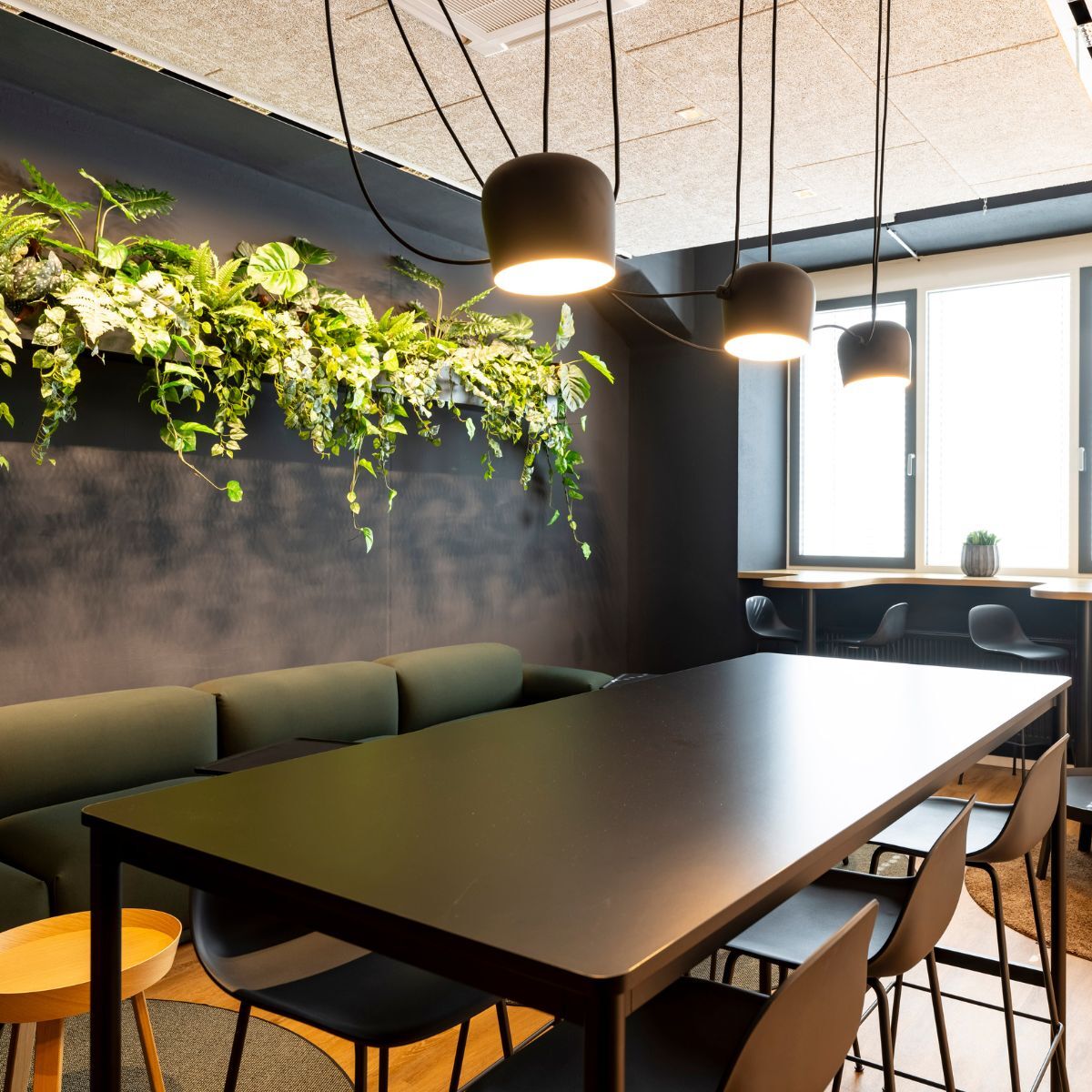 Hochtisch im Loungebereich des Headquarters von Proxima Fusion, konzipiert und eingerichtet von designfunktion