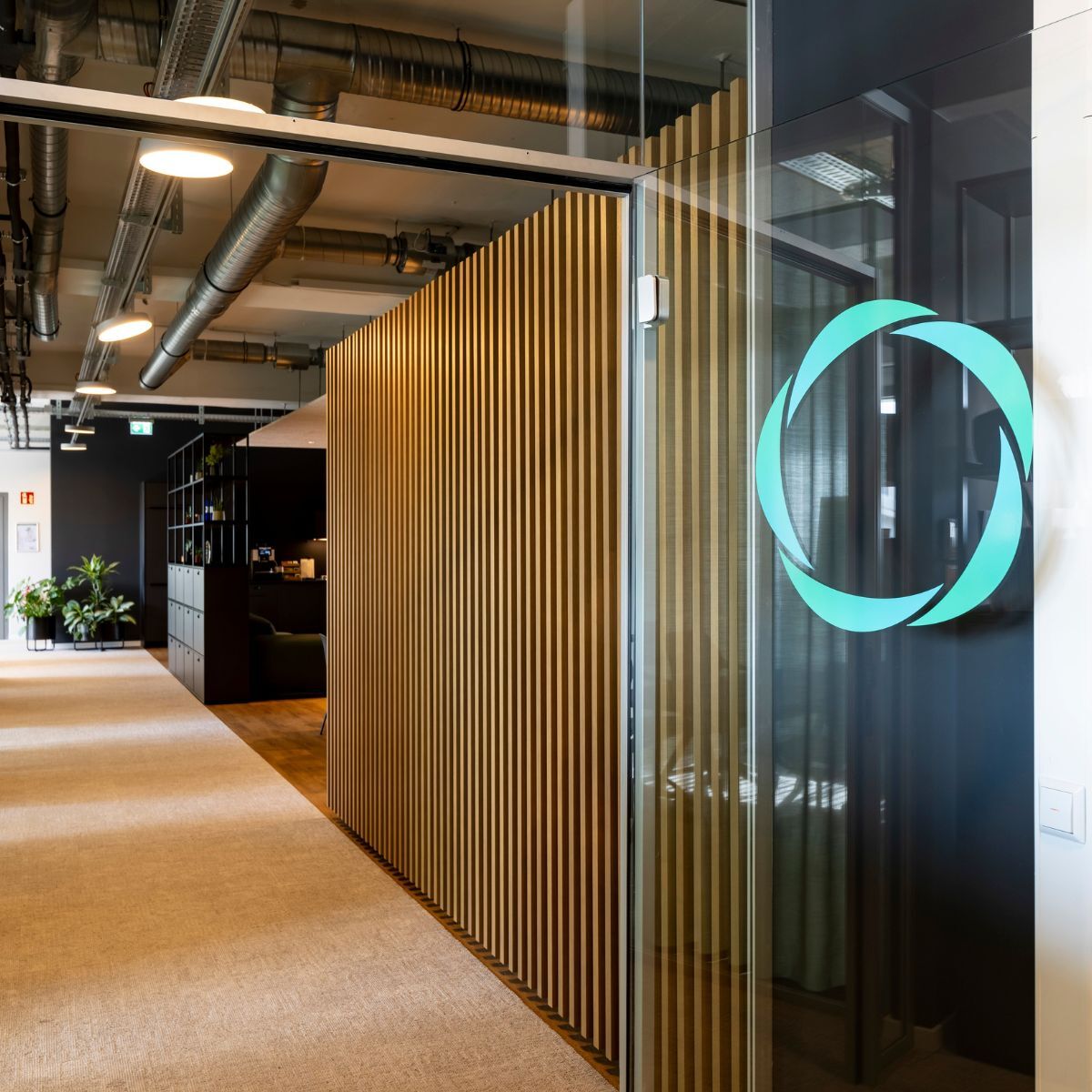 Flur mit Glastür mit Logo im Headquarter von Proxima Fusion, konzipiert und eingerichtet von designfunktion