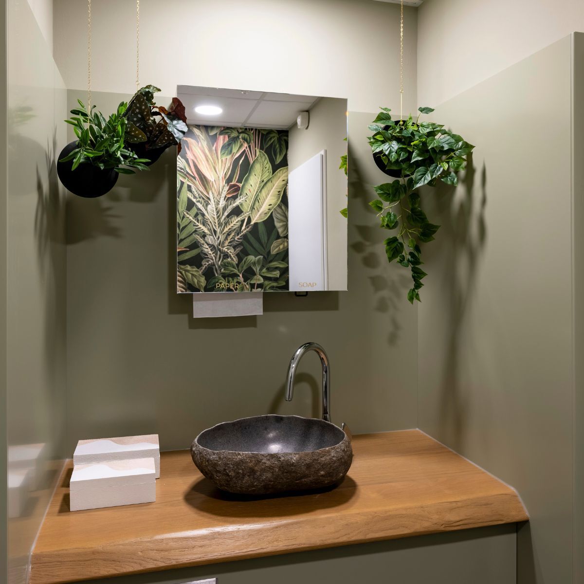 Waschbecken und Spiegel im Headquarter von Proxima Fusion, eingerichtet von designfunktion