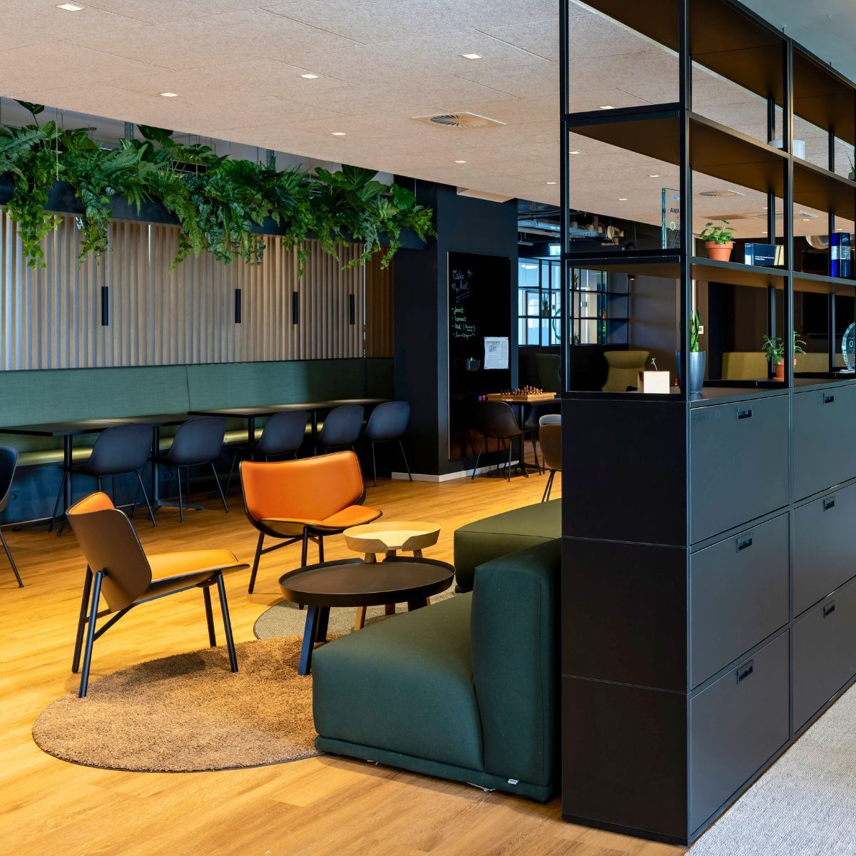 Blick ins Mitarbeiter Café im Headquarter von Proxima Fusion, konzipiert und eingerichtet von designfunktion