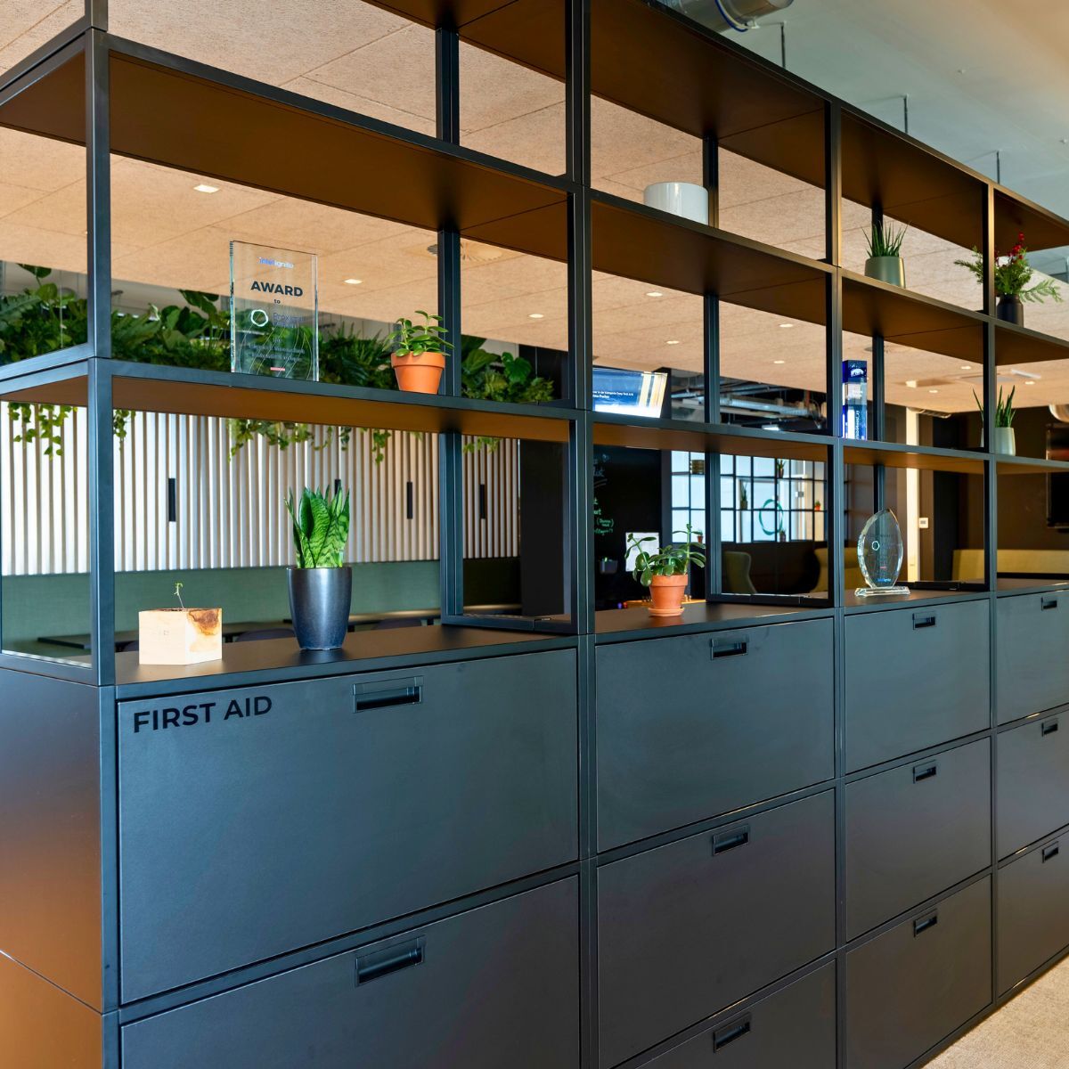 Regal als Trennelement mit Stauraum im Headquarter von Proxima Fusion, konzipiert und eingerichtet von designfunktion