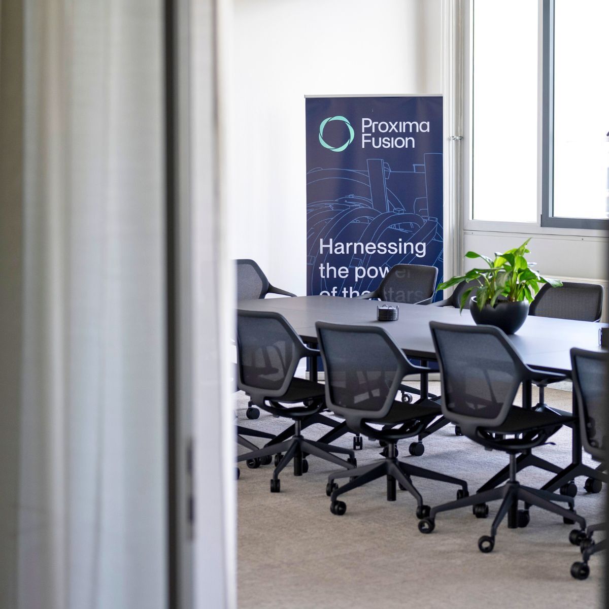 Blick in einen Besprechungsraum im Headquarter von Proxima Fusion, konzipiert und eingerichtet von designfunktion