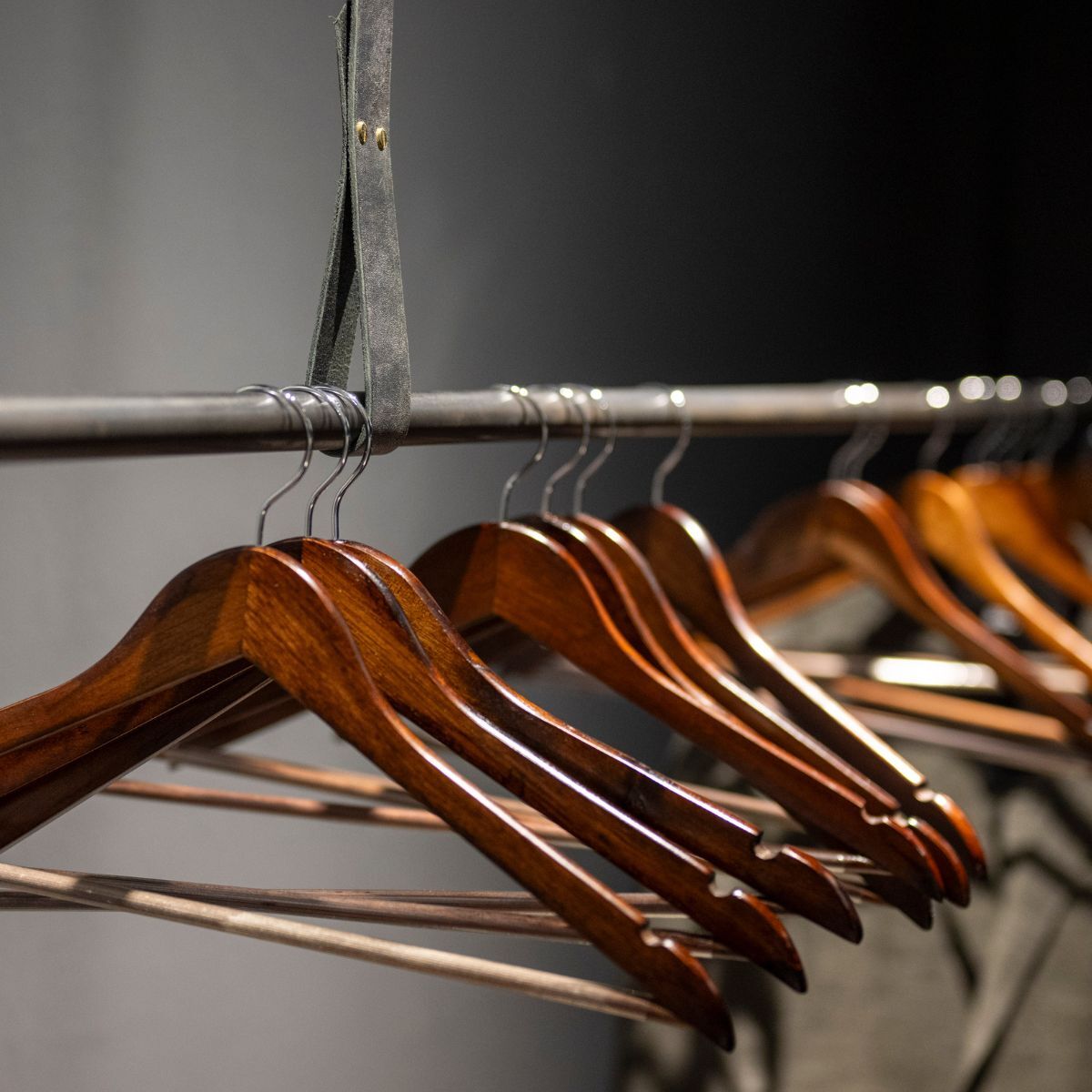Garderobe mit Kleiderbügeln im Headquarter von Proxima Fusion, konzipiert und eingerichtet von designfunktion