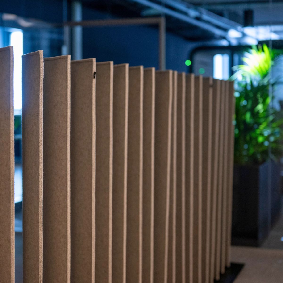 Nahaufnahme eines Trennelements im Headquarter von Proxima Fusion, eingerichtet von designfunktion