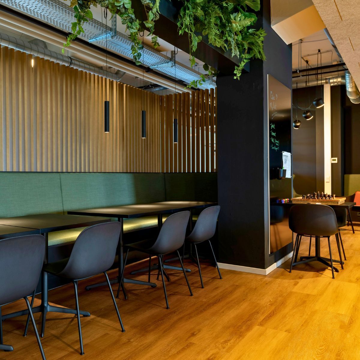 Blick in eines der Mitarbeiter Cafés im Headquarter von Proxima Fusion, konzipiert und eingerichtet von designfunktion