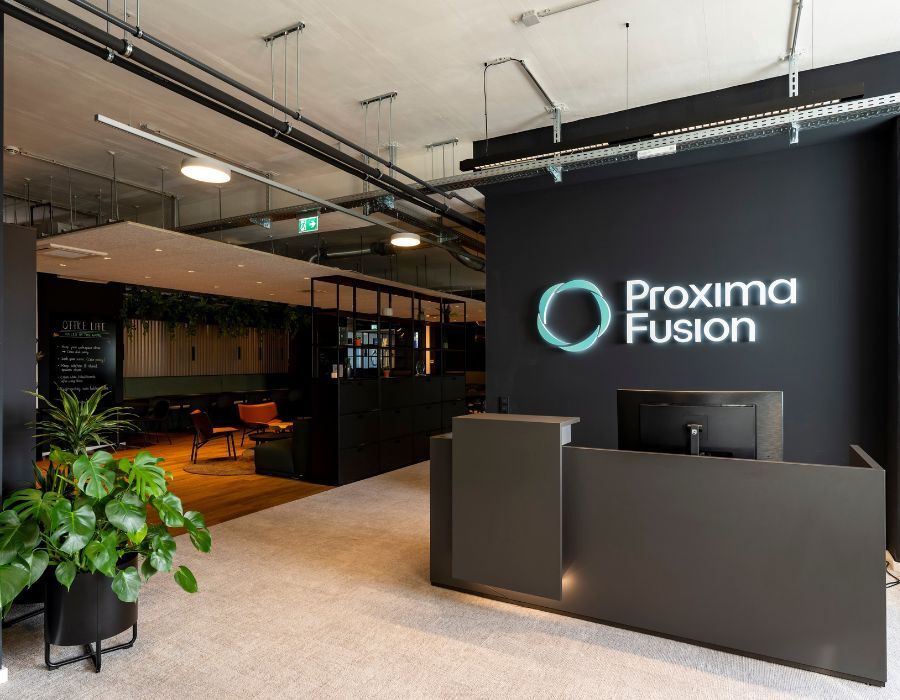Empfang und Gemeinschaftsbereich im Headquarter von Proxima Fusion, konzipiert und eingerichtet von designfunktion