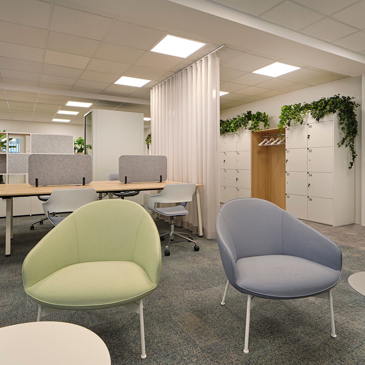 Sitzgelegenheiten und Einzelarbeitsplätze in der neuen Arbeitswelt der SOS Kinderdörfer in München, geplant und eingerichtet von designfunktion