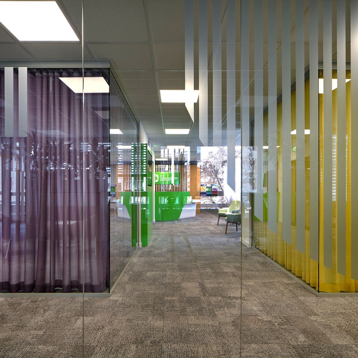 Blick in die neue Arbeitswelt der SOS Kinderdörfer in München, geplant und eingerichtet von designfunktion