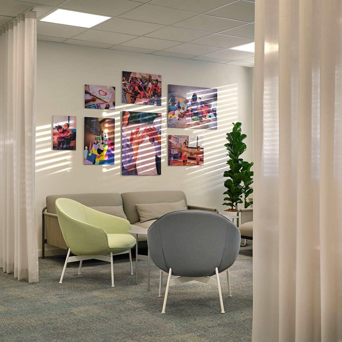 Sitzgruppe für spontanen Austausch in der neuen Arbeitswelt der SOS Kinderdörfer in München, geplant und eingerichtet von designfunktion