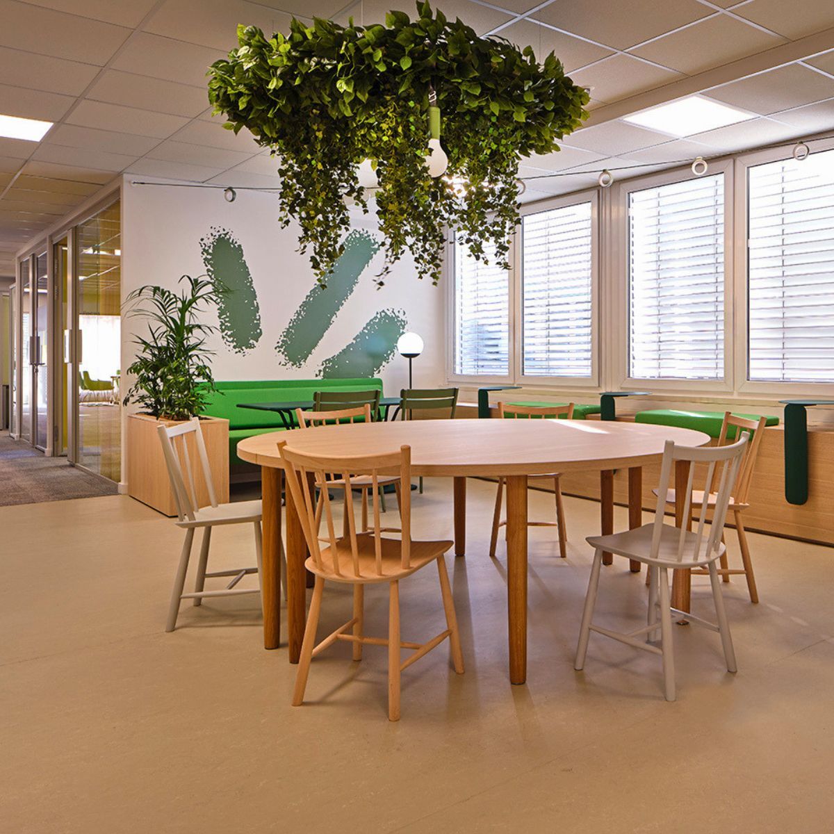 Gemeinschaftsbereich in der neuen Arbeitswelt der SOS Kinderdörfer in München, geplant und eingerichtet von designfunktion