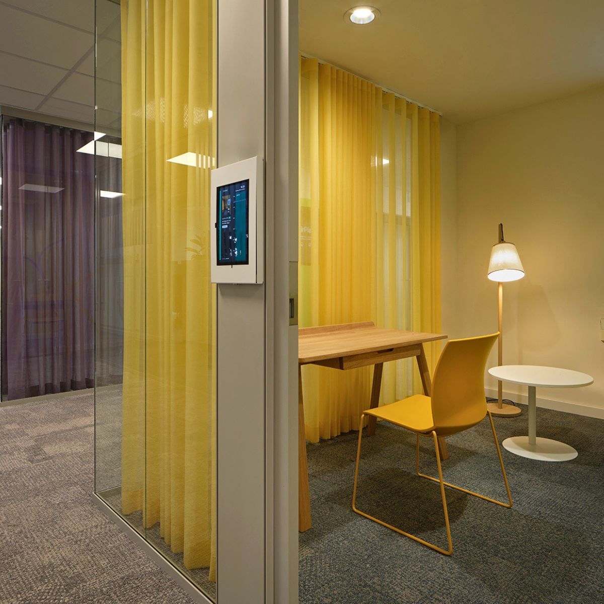 Einzelarbeitsplatz mit Vorhängen als Sichtschutz in der neuen Arbeitswelt der SOS Kinderdörfer in München, geplant und eingerichtet von designfunktion